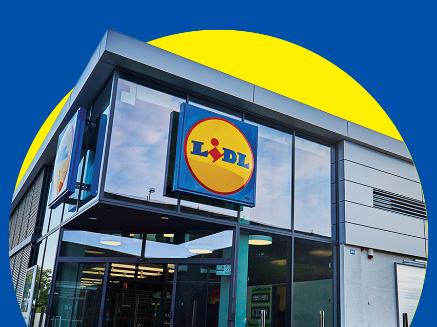 Lidl supermarket sa velikim staklenim prozorima.