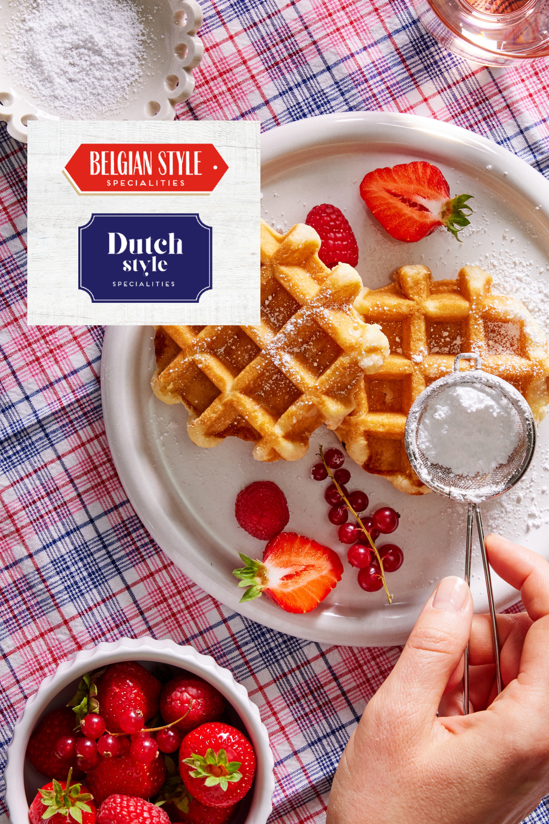 Vaflji sa bobičastim voćem i šećerom u prahu, sa natpisima „Belgian Style“ i „Dutch Style“.