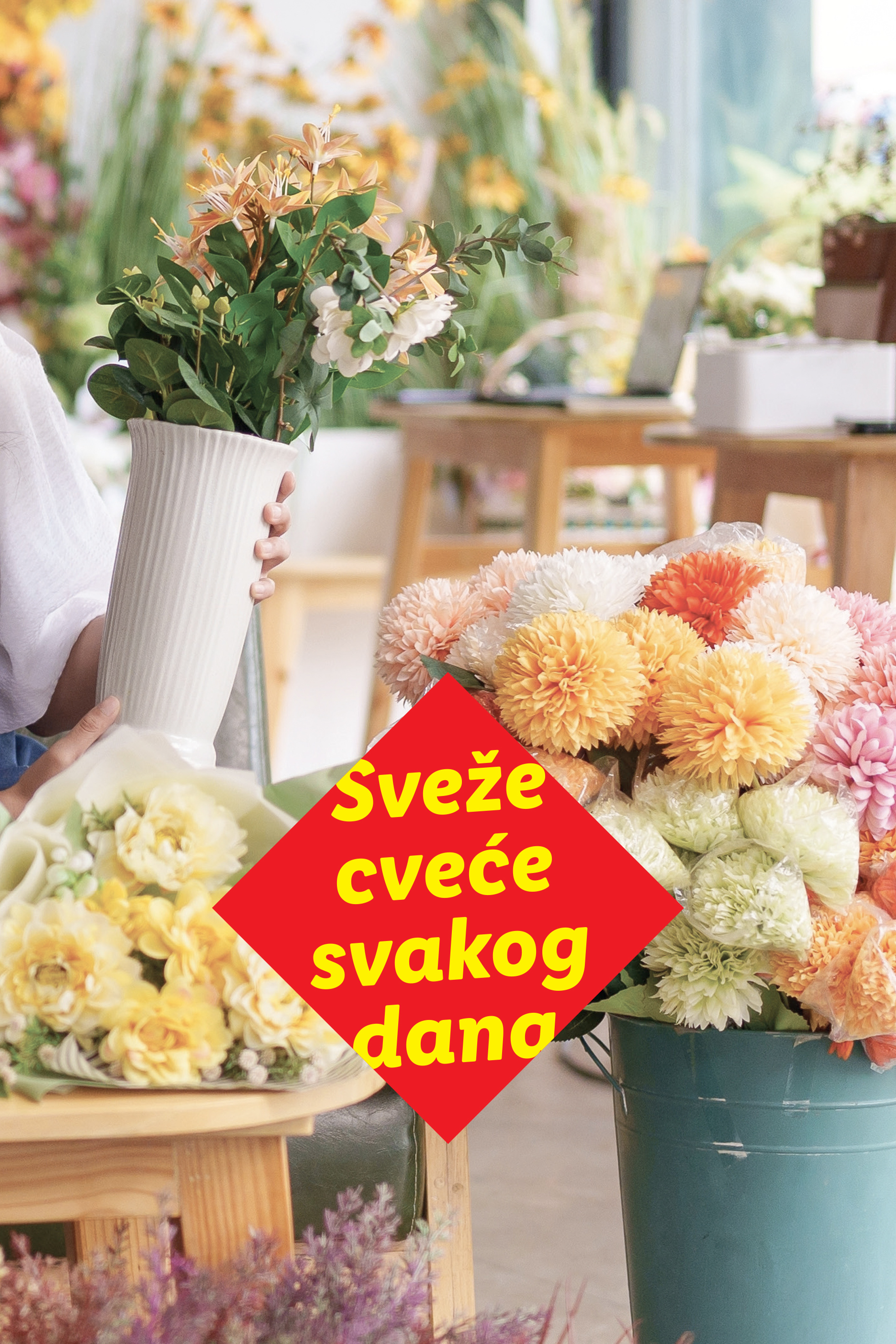Žena drži vazu sa cvećem, okružena buketima i natpisom „Sveže cveće svakog dana“.