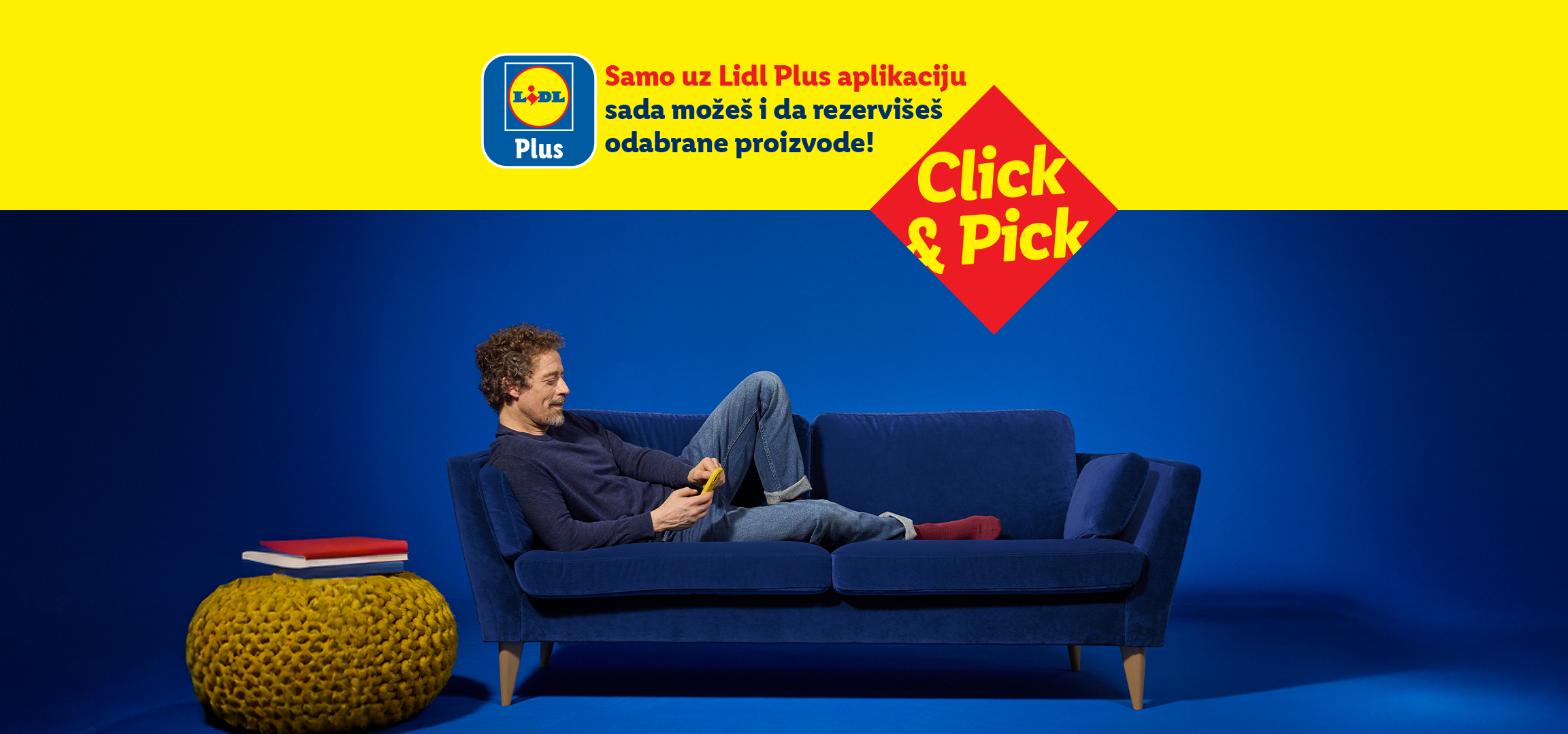 Muškarac na kauču koristi Lidl Plus aplikaciju za Click & Pick uslugu.