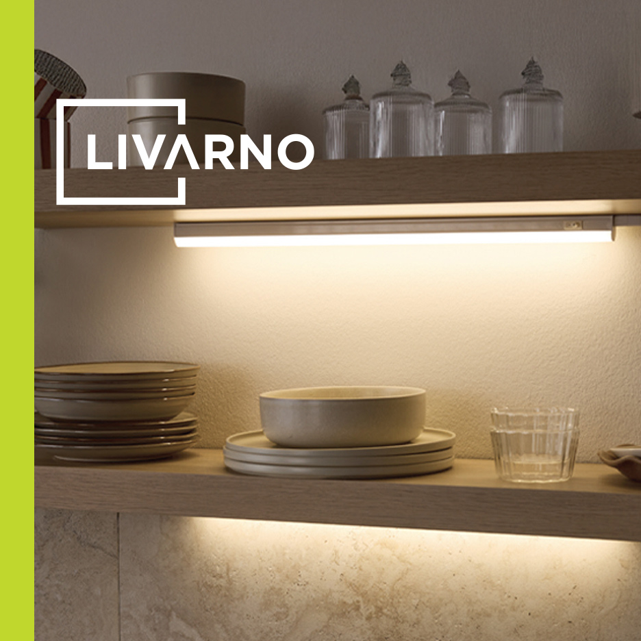 Kuhinjske police sa posuđem i LED rasvetom ispod ormarića, sa natpisom LIVARNO.