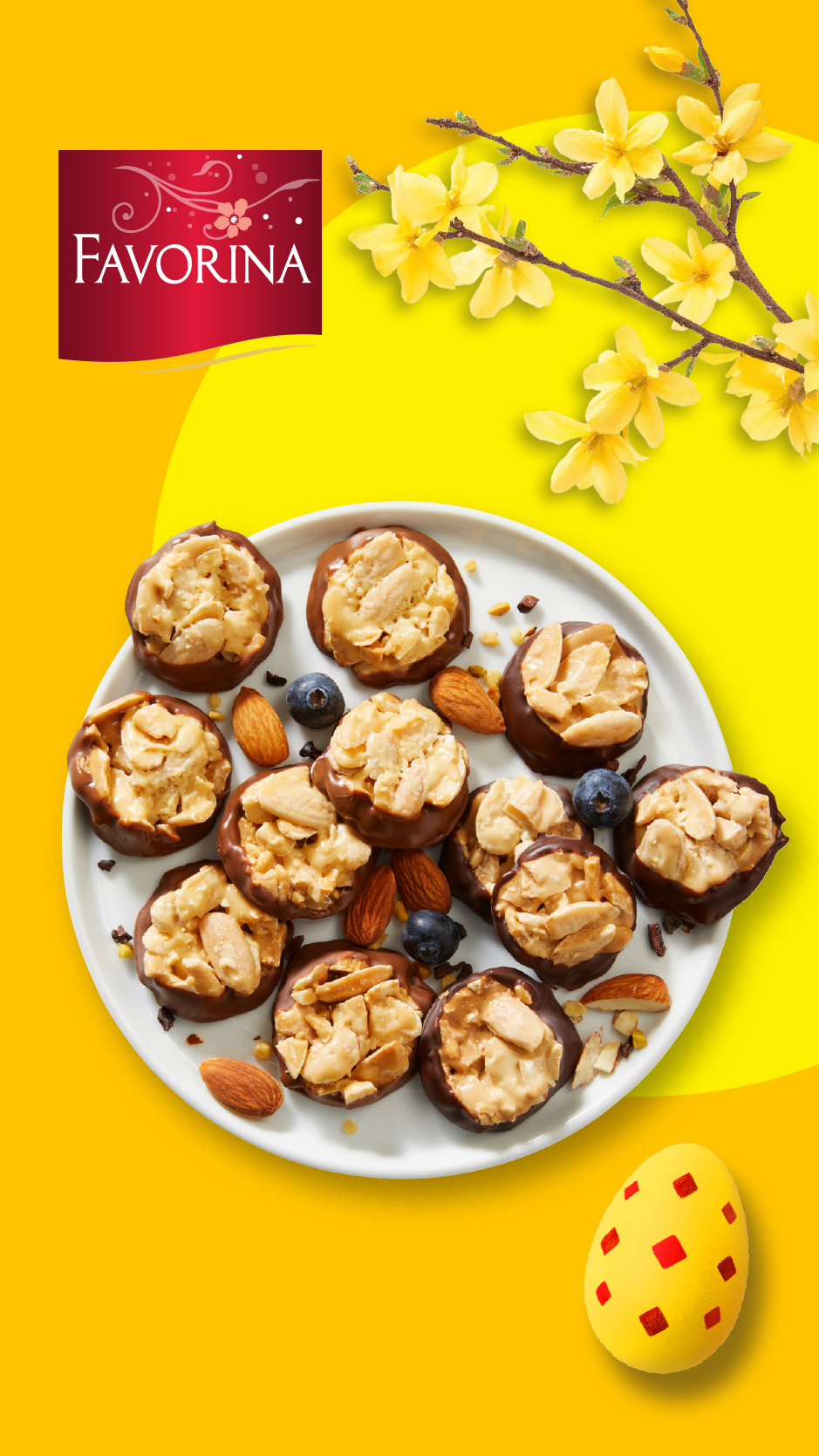 Čokoladni kolačići sa orasima na tanjiru, ukrašeni bademima i borovnicama, sa prolećnim cvećem i uskršnjim jajetom.