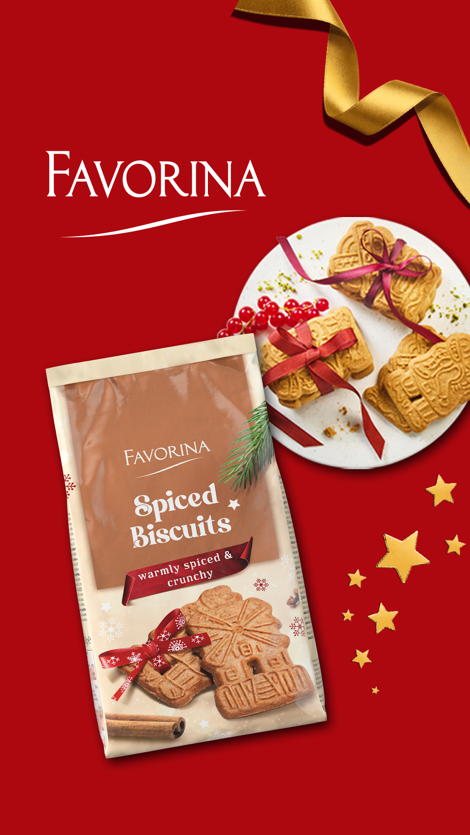 Pakovanje začinjenih keksića pored tanjira sa keksom na crvenoj prazničnoj pozadini.