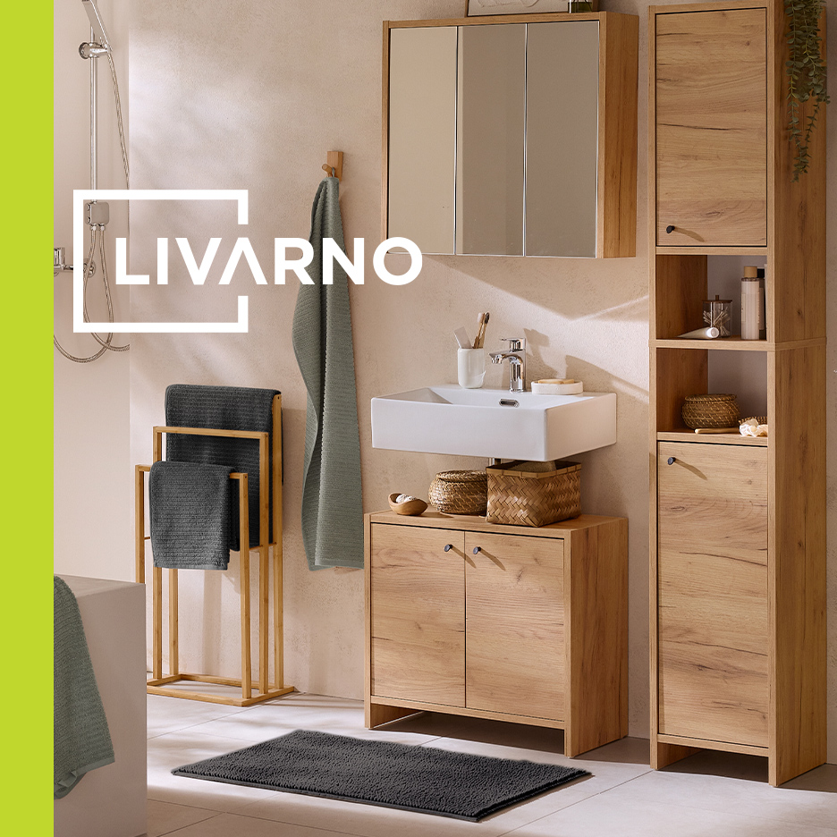 Kupatilo sa drvenim nameštajem, umivaonikom, ogledalom, peškirima i prostirkom.