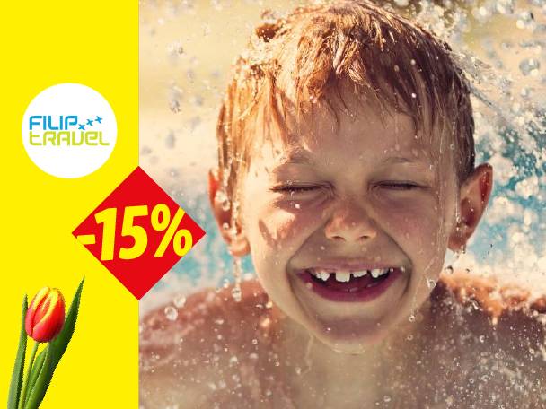 Dečak se raduje u vodi, sa popustom od 15% i logom putovanja.