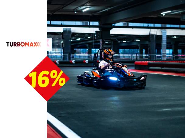 Gokart trkač na stazi sa logom Turbomax i popustom od 16%.