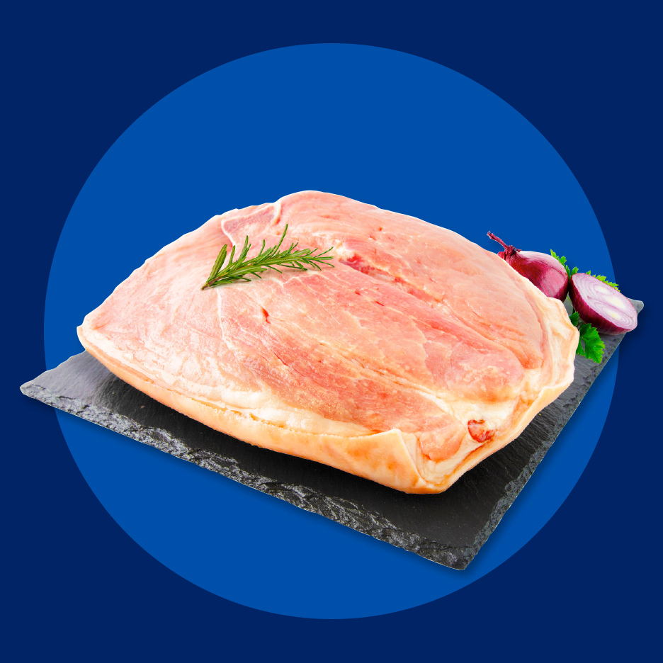 Sveže svinjsko meso sa ruzmarinom i crvenim lukom na crnoj ploči.