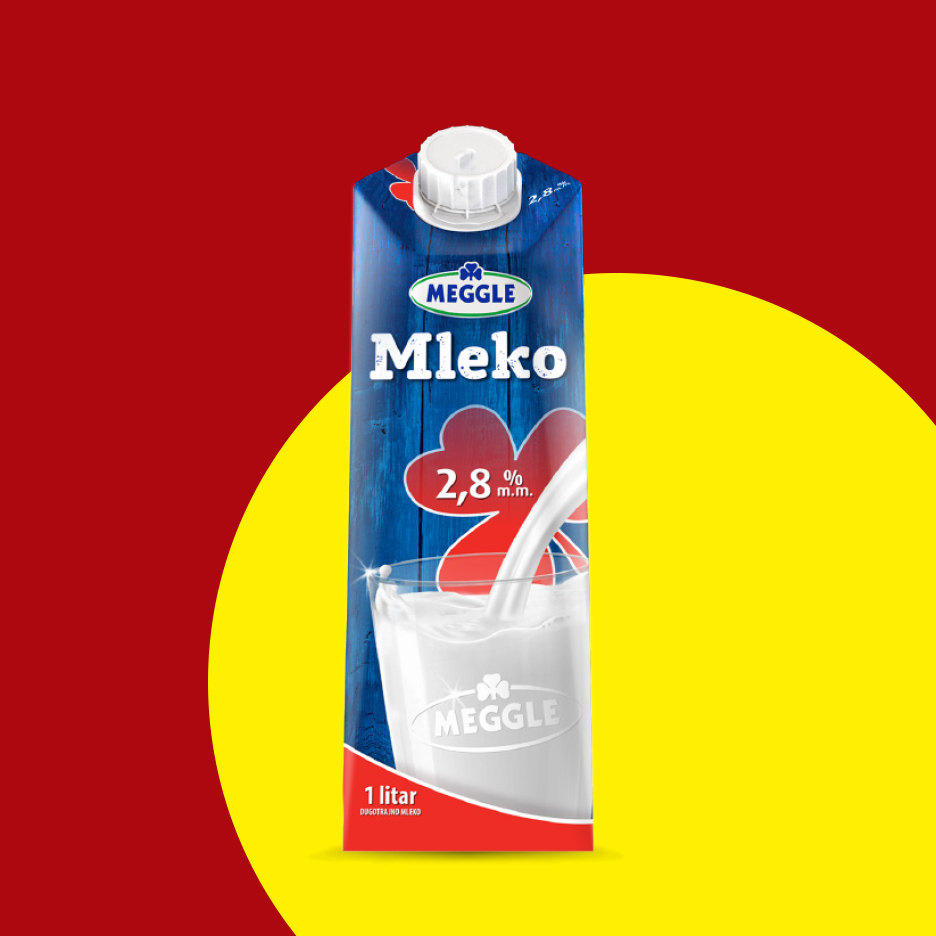 Karton mleka sa 2,8% mlečne masti, sipa se u čašu, na crveno-žutoj pozadini.