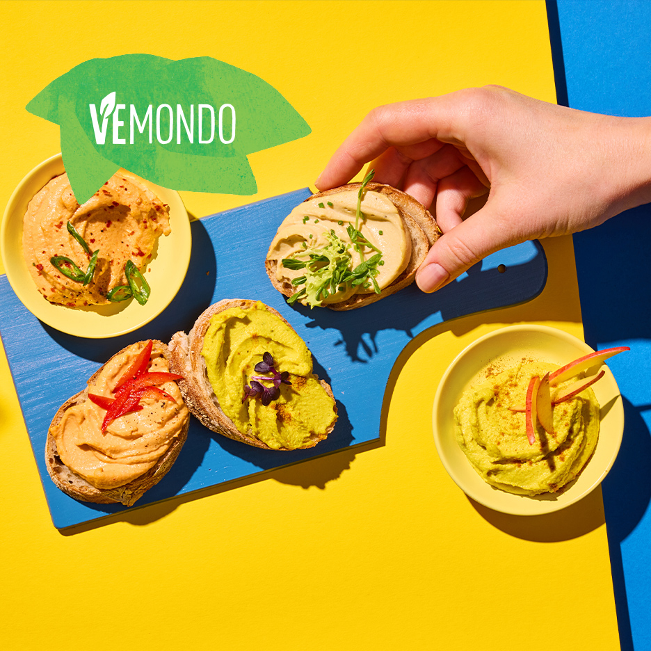 Različiti namazi na hlebu i u činijama, sa zelenim logotipom „Vemondo“.