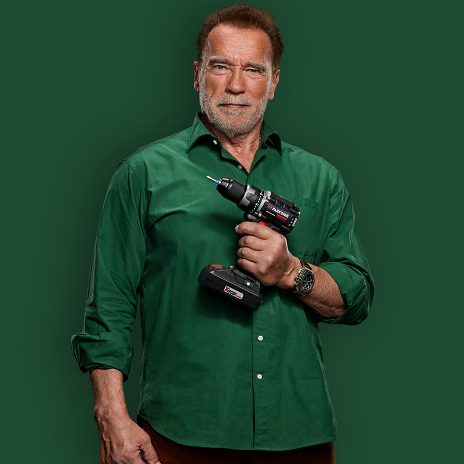 Arnold Schwarzenegger drži Parkside bušilicu.