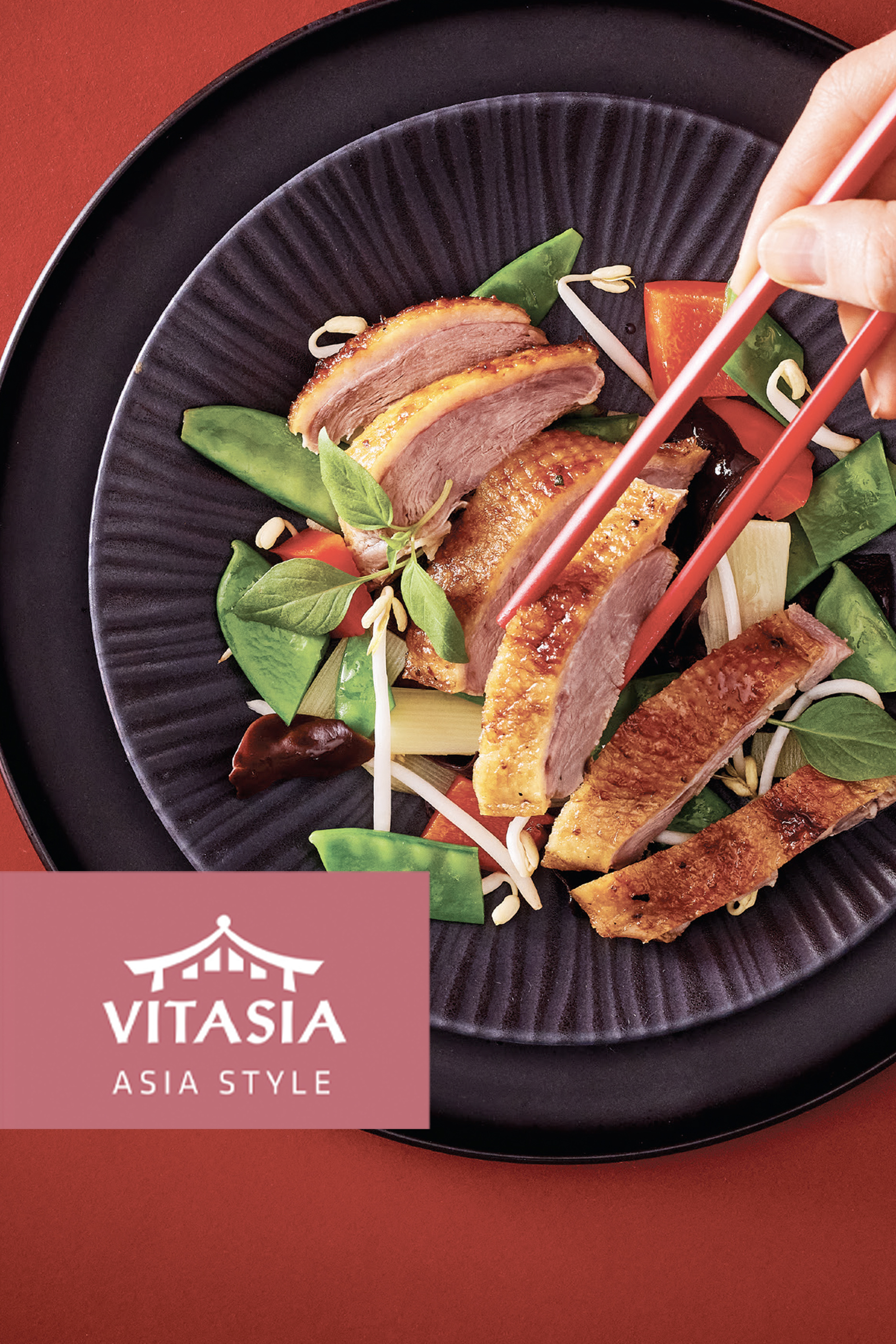 Pohovana pačetina sa povrćem i štapićima za jelo, u azijskom stilu.