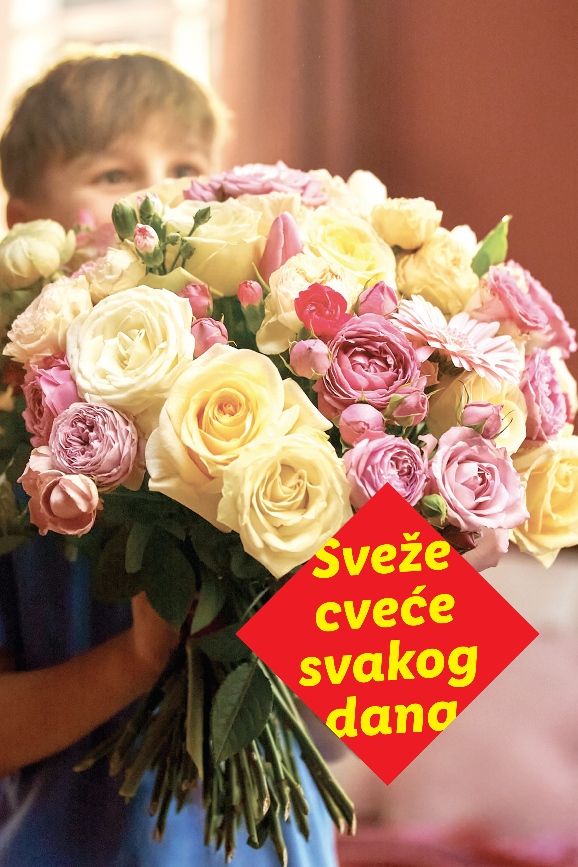 Dečak drži buket ruža i drugog cveća, sa natpisom 'Sveže cveće svakog dana'.