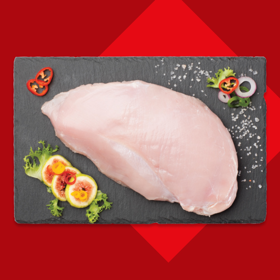 Sveža pileća prsa na crnoj ploči sa začinima i smokvama.