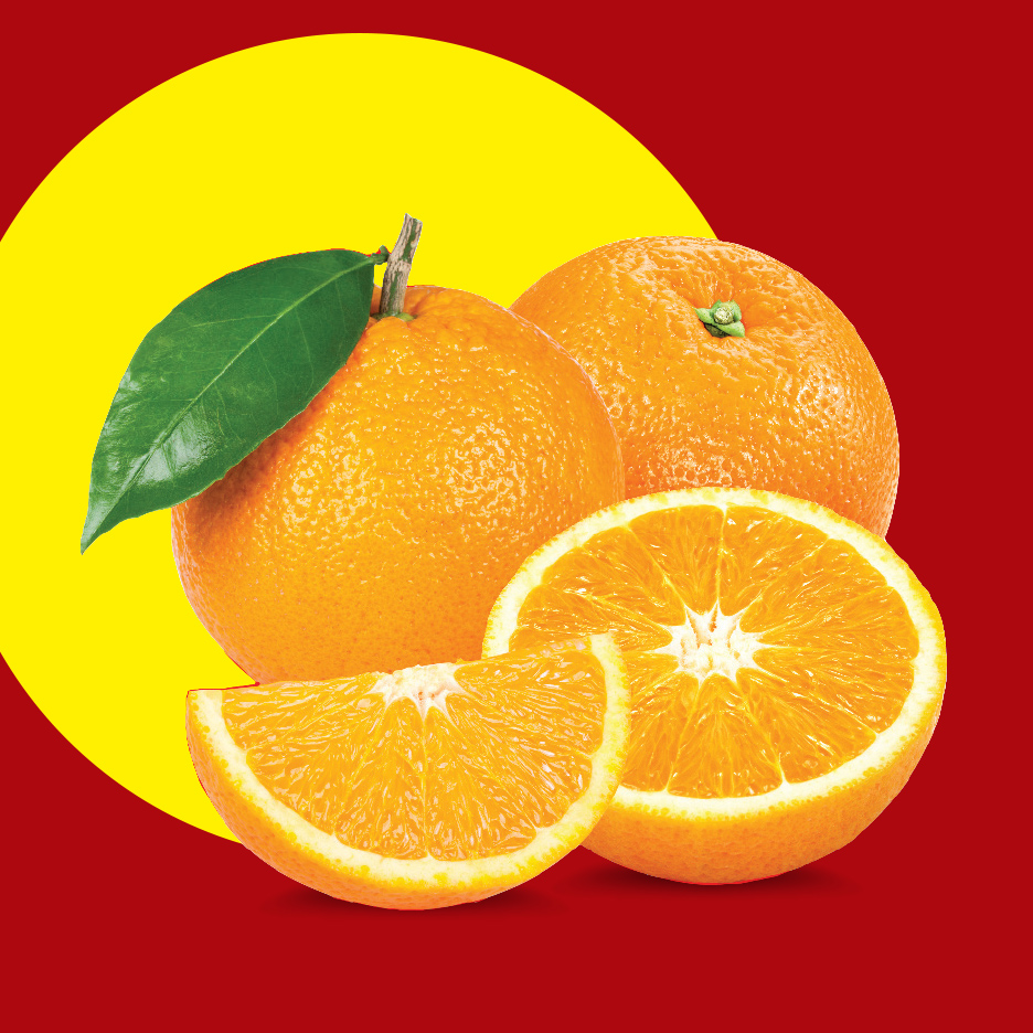 Sveže pomorandže, cele i isečene, na crveno-žutoj pozadini.