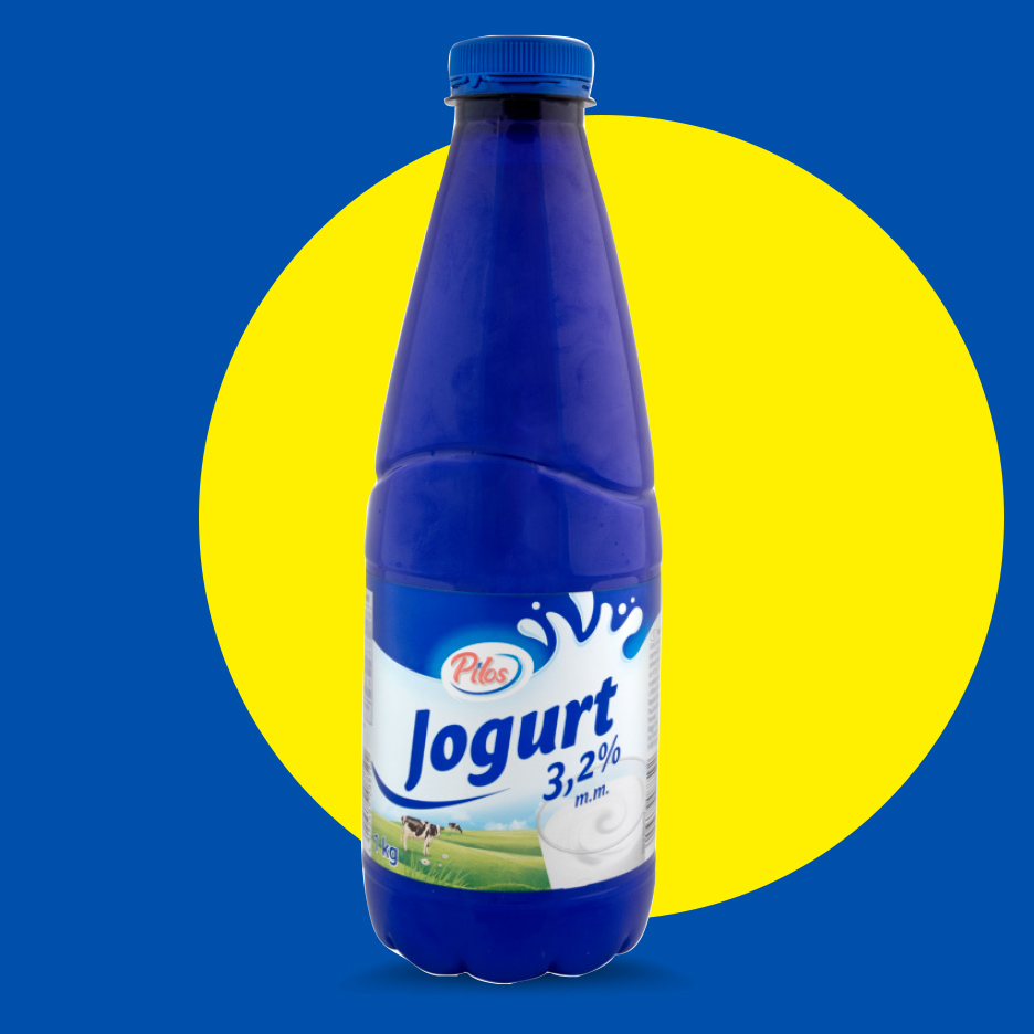 Plava boca jogurta sa belom etiketom na plavo-žutoj pozadini.