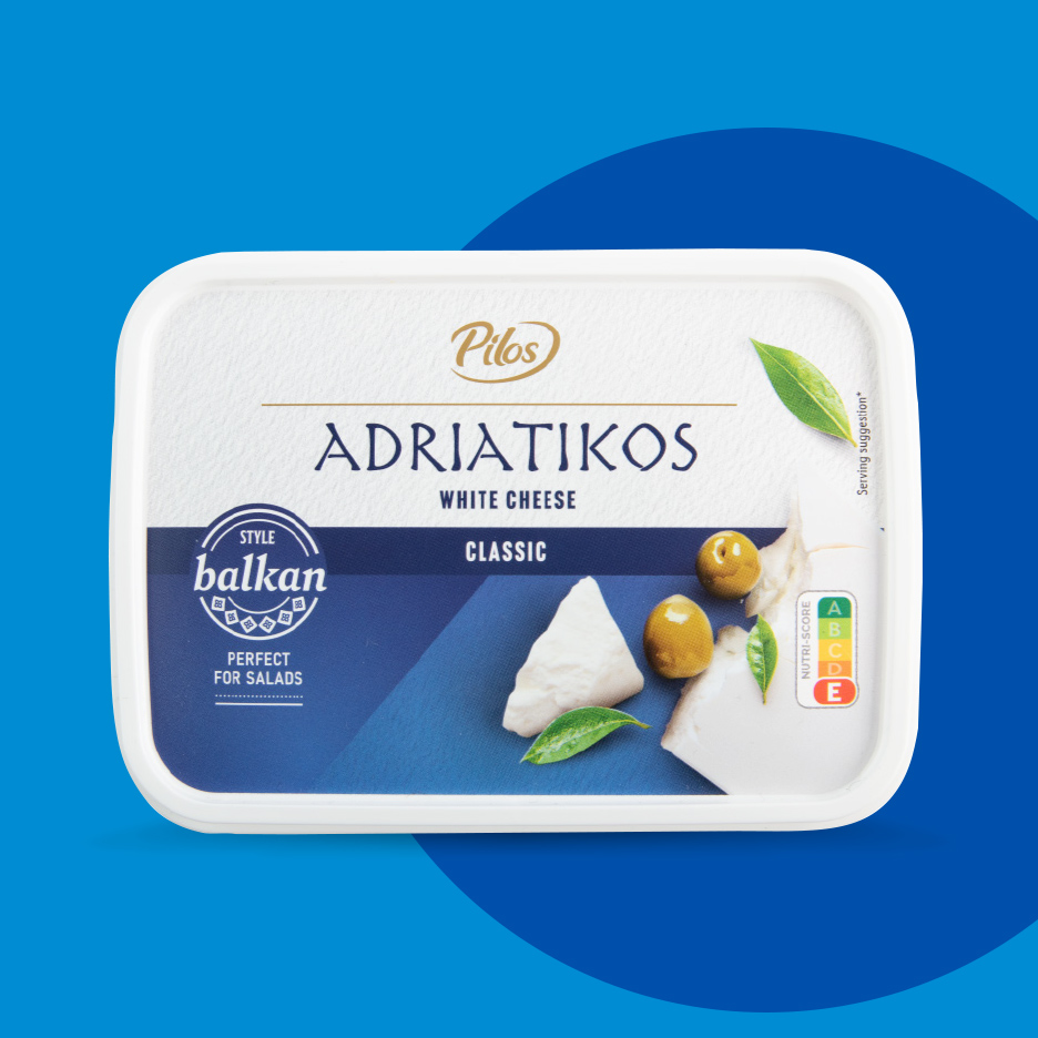 Balkanski beli sir u klasičnom stilu, savršen za salate, sa maslinama i listovima.